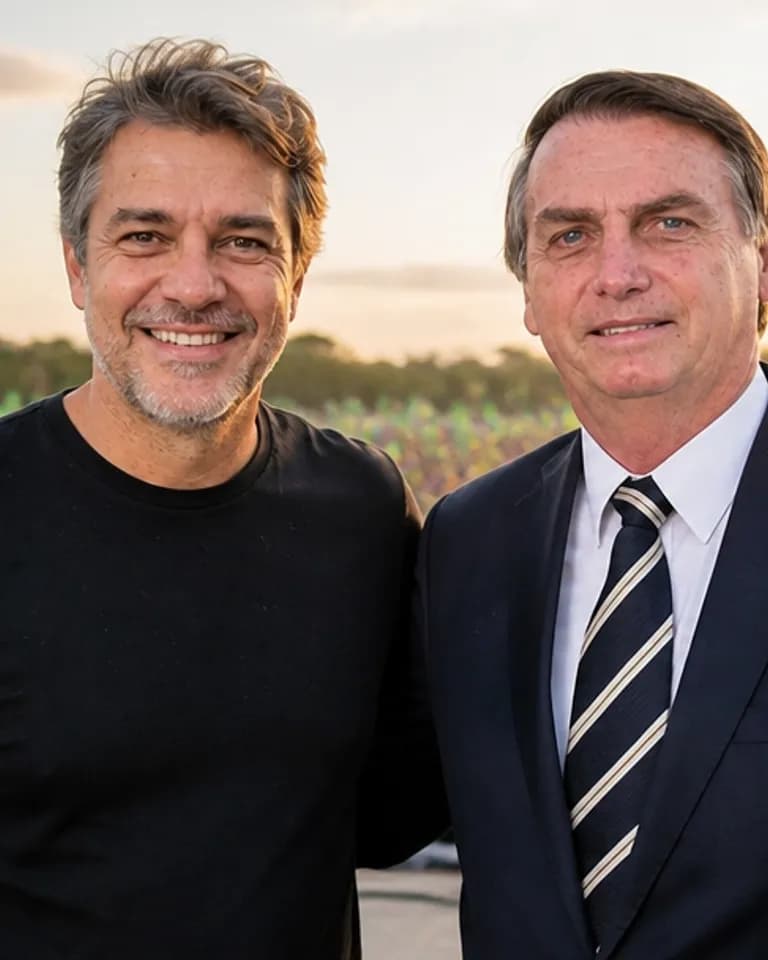 Exemplo fictício: Comício com bandeiras